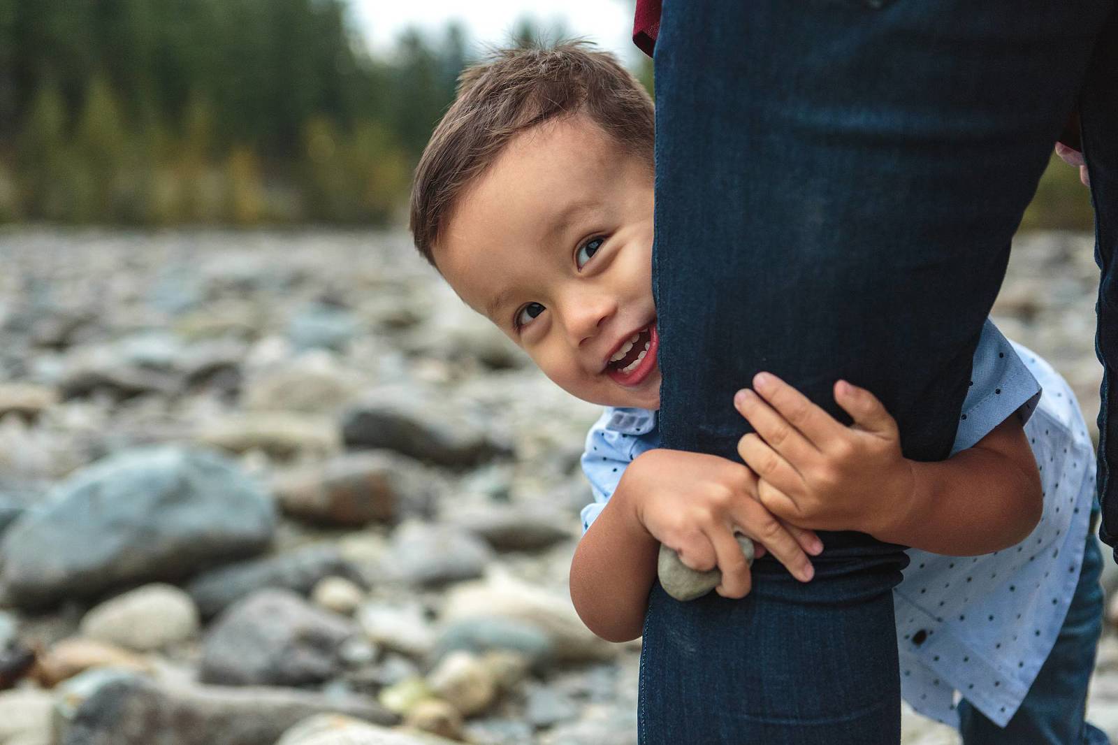 little boy peek a boo issaquah family photo session
