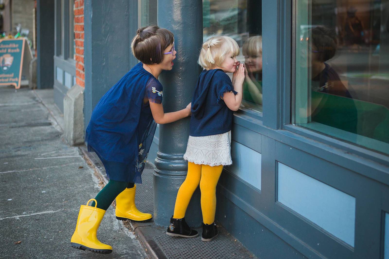 girls peering in window pioneer square